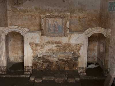 A fatica riconosciamo quel che rimane dell'altare, affiancato da due archi in stile classicista che immettono in una minuscola sagrestia. Al di sopra di esso spicca per� in una nicchia uno splendido affresco che raffigura la Madonna di Costantinopoli con Ges� bambino